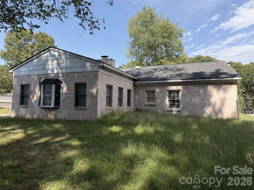 6625 Woodfield Drive, Charlotte, NC 28215.  MLS# CAR4417217, YatesRealty ID 46133. 