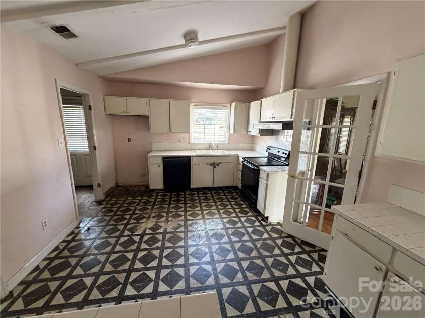 6625 Woodfield Drive, Charlotte, NC 28215.  MLS# CAR4417217, YatesRealty ID 46133. 