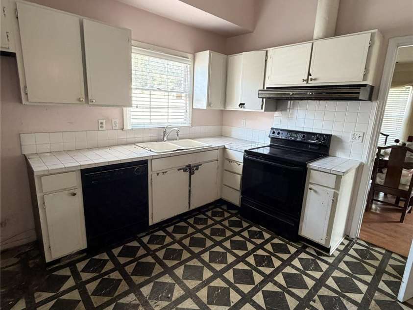 6625 Woodfield Drive, Charlotte, NC 28215.  MLS# CAR4417217, YatesRealty ID 46133. 