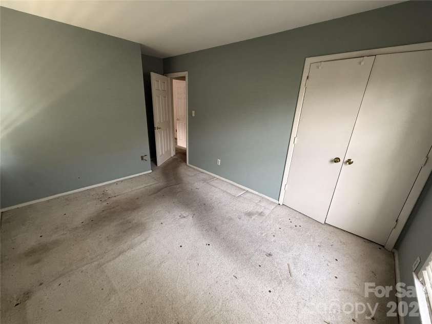 6625 Woodfield Drive, Charlotte, NC 28215.  MLS# CAR4417217, YatesRealty ID 46133. 