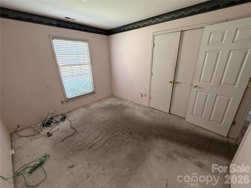 6625 Woodfield Drive, Charlotte, NC 28215.  MLS# CAR4417217, YatesRealty ID 46133. 