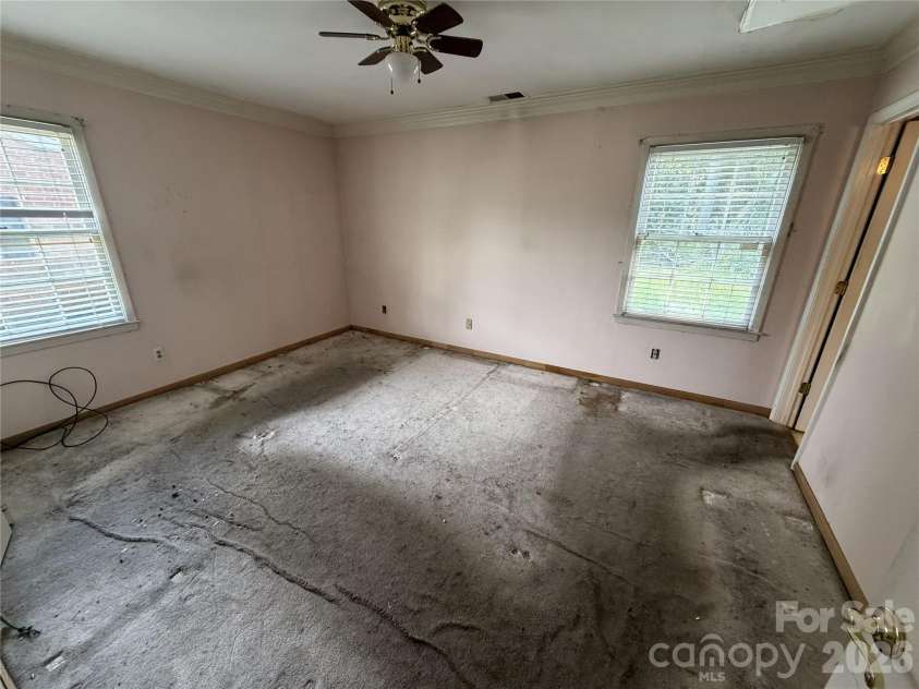 6625 Woodfield Drive, Charlotte, NC 28215.  MLS# CAR4417217, YatesRealty ID 46133. 