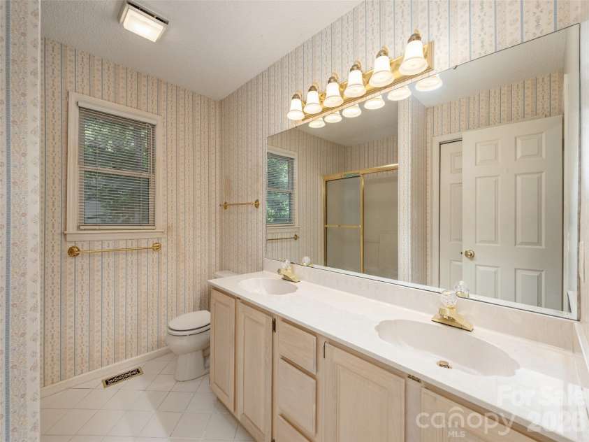 15 Glen Crest Drive, Arden, NC 28704.  MLS# CAR4416673, YatesRealty ID 46138. Hall Bath