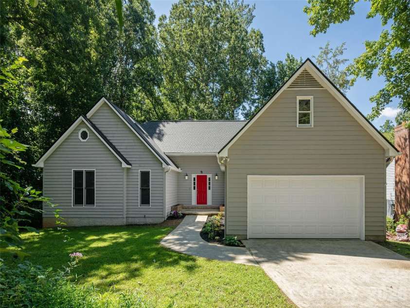 15 Glen Crest Drive, Arden, NC 28704.  MLS# CAR4416673, YatesRealty ID 46138. Spacious Home in Glen Crest