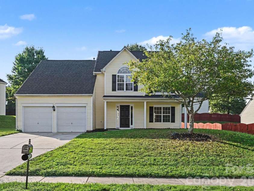 11008 Padderborn Court, Charlotte, NC 28215.  MLS# CAR4416309, YatesRealty ID 46141. 