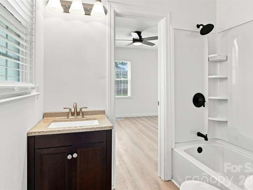 203 Magnolia Avenue, Great Falls, SC 29055.  MLS# CAR4411500, YatesRealty ID 46143. Bathroom