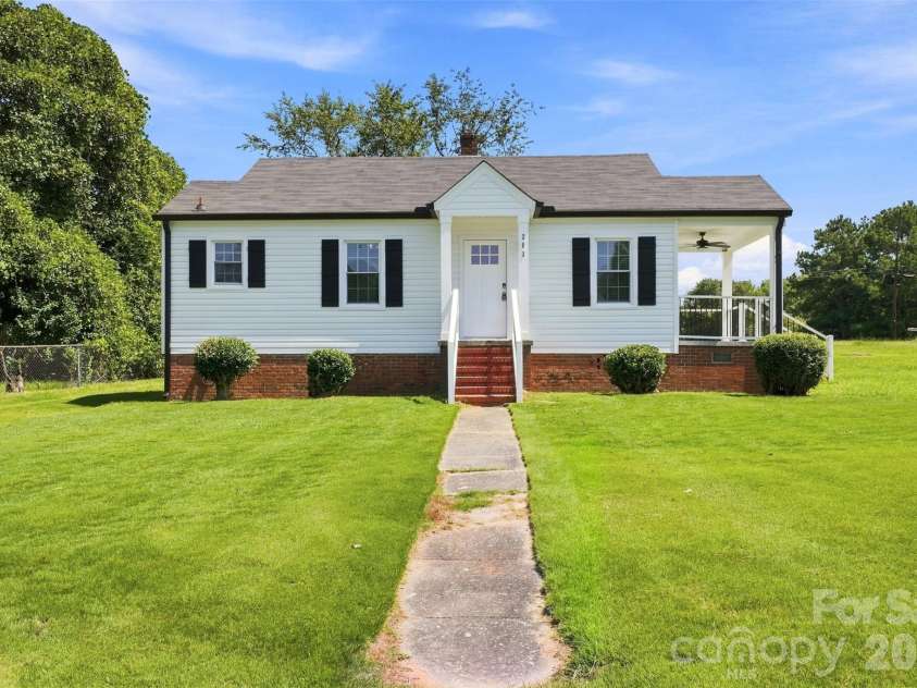 203 Magnolia Avenue, Great Falls, SC 29055.  MLS# CAR4411500, YatesRealty ID 46143. Front Yard