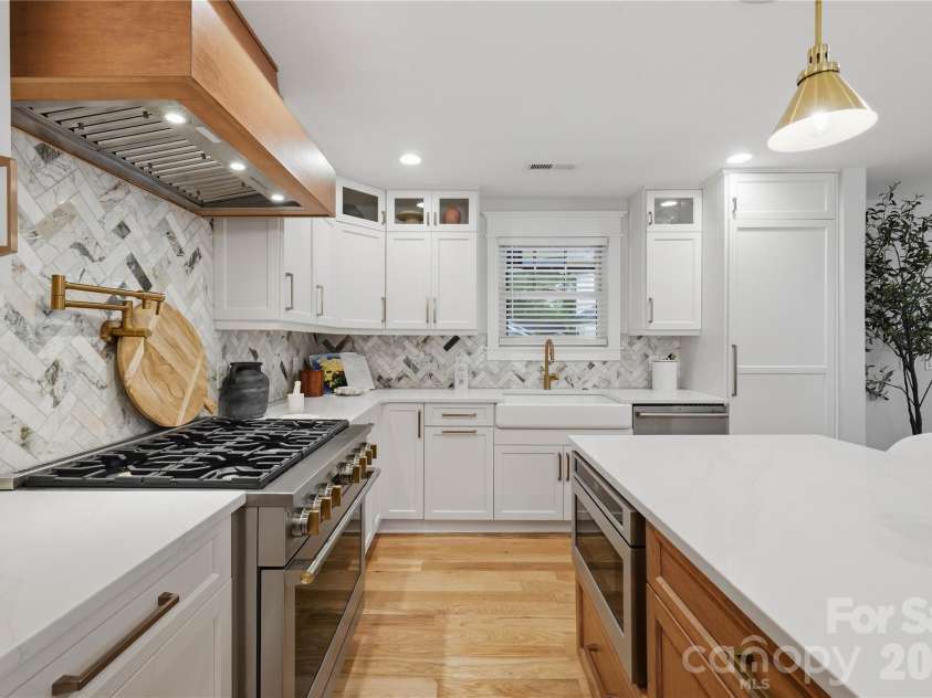 921 Woodside Avenue, Charlotte, NC 28205.  MLS# CAR4415361, YatesRealty ID 46144. 