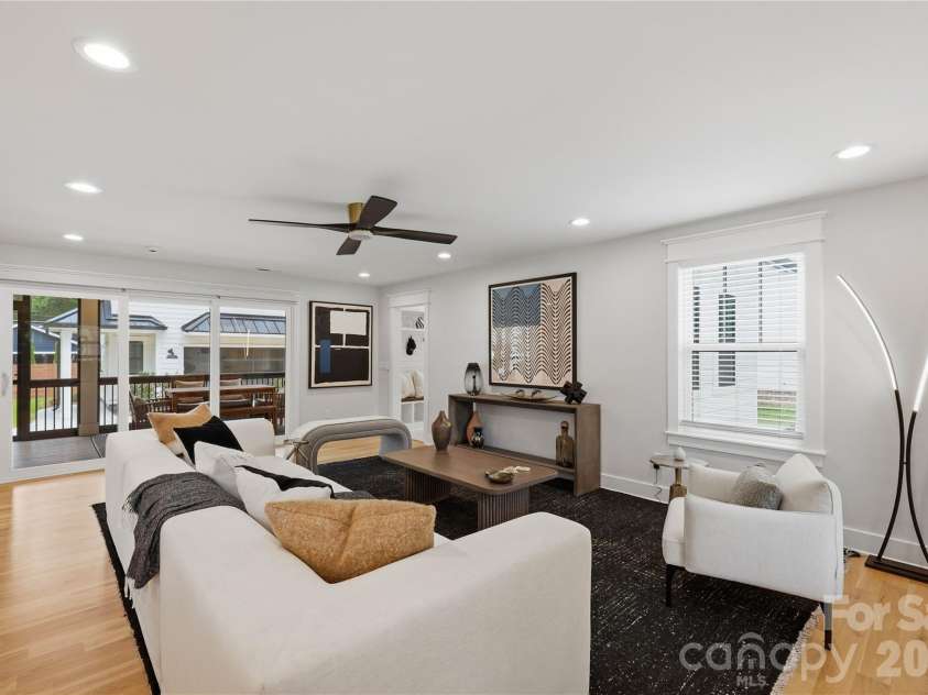 921 Woodside Avenue, Charlotte, NC 28205.  MLS# CAR4415361, YatesRealty ID 46144. 