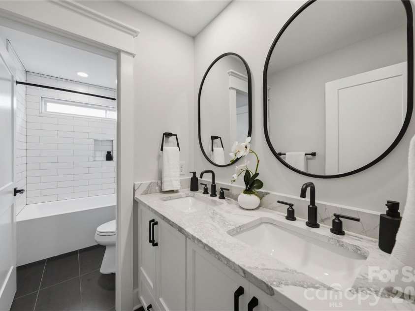 921 Woodside Avenue, Charlotte, NC 28205.  MLS# CAR4415361, YatesRealty ID 46144. 