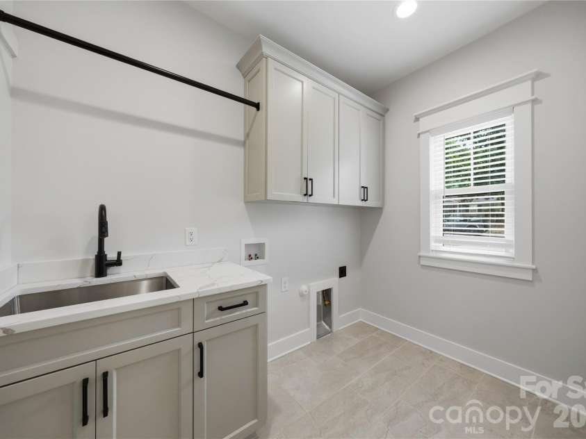 921 Woodside Avenue, Charlotte, NC 28205.  MLS# CAR4415361, YatesRealty ID 46144. 