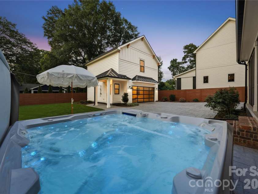 921 Woodside Avenue, Charlotte, NC 28205.  MLS# CAR4415361, YatesRealty ID 46144. 