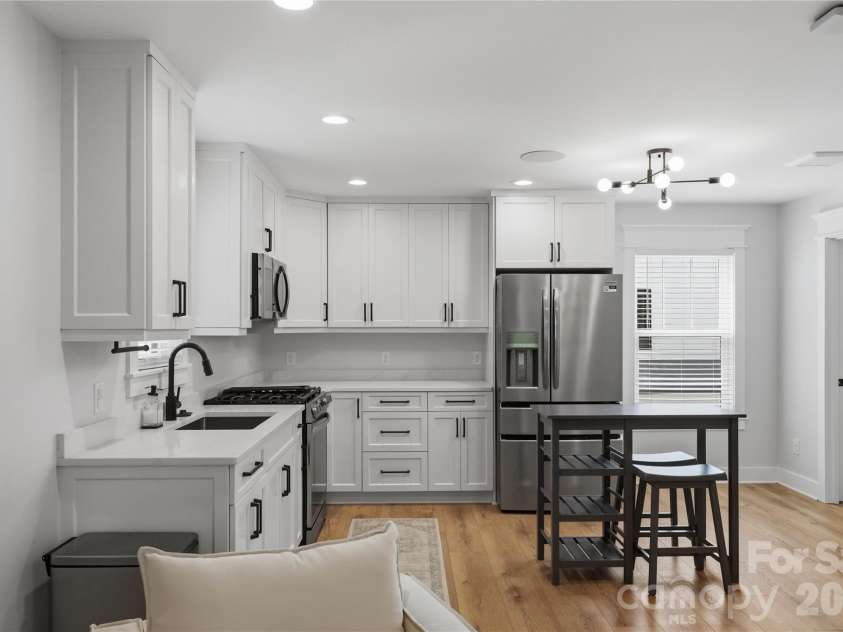 921 Woodside Avenue, Charlotte, NC 28205.  MLS# CAR4415361, YatesRealty ID 46144. 