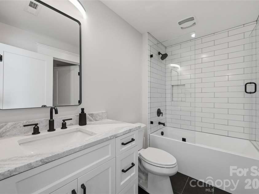 921 Woodside Avenue, Charlotte, NC 28205.  MLS# CAR4415361, YatesRealty ID 46144. 