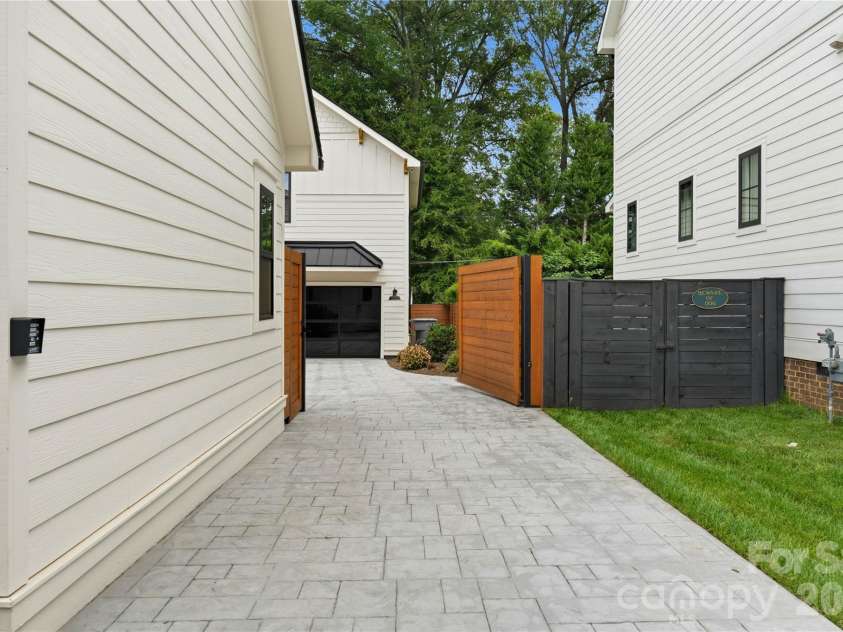 921 Woodside Avenue, Charlotte, NC 28205.  MLS# CAR4415361, YatesRealty ID 46144. 