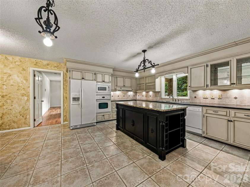 175 Robinhood Road, Asheville, NC 28804.  MLS# CAR4416843, YatesRealty ID 46146. 