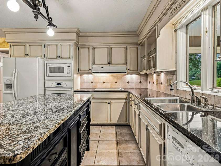 175 Robinhood Road, Asheville, NC 28804.  MLS# CAR4416843, YatesRealty ID 46146. 