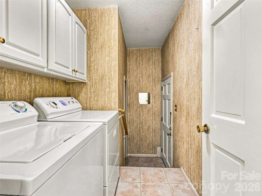 175 Robinhood Road, Asheville, NC 28804.  MLS# CAR4416843, YatesRealty ID 46146. Laundry on main level