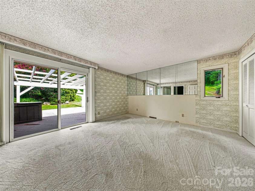 175 Robinhood Road, Asheville, NC 28804.  MLS# CAR4416843, YatesRealty ID 46146. Primary Suite