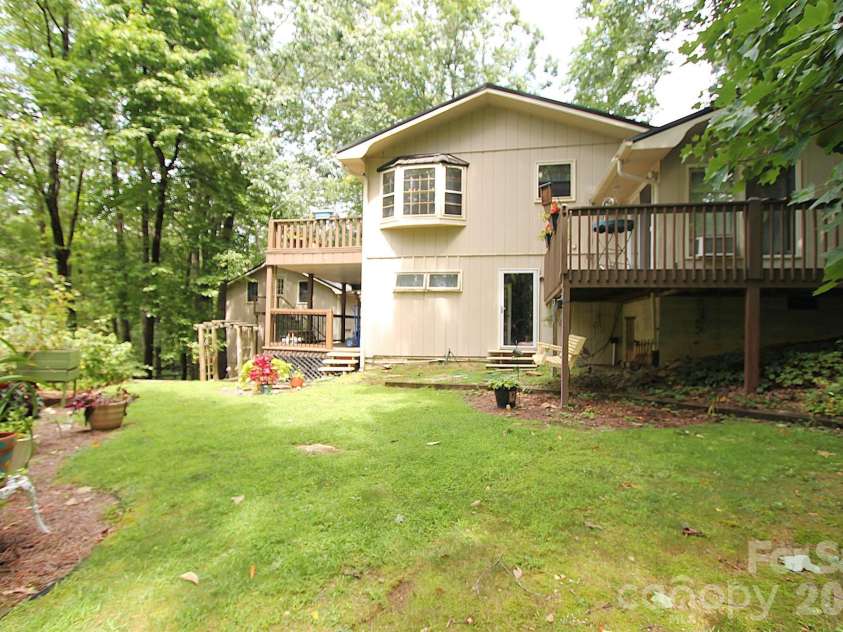 86 Pine Ridge Road, Hendersonville, NC 28792.  MLS# CAR4415877, YatesRealty ID 46149. 