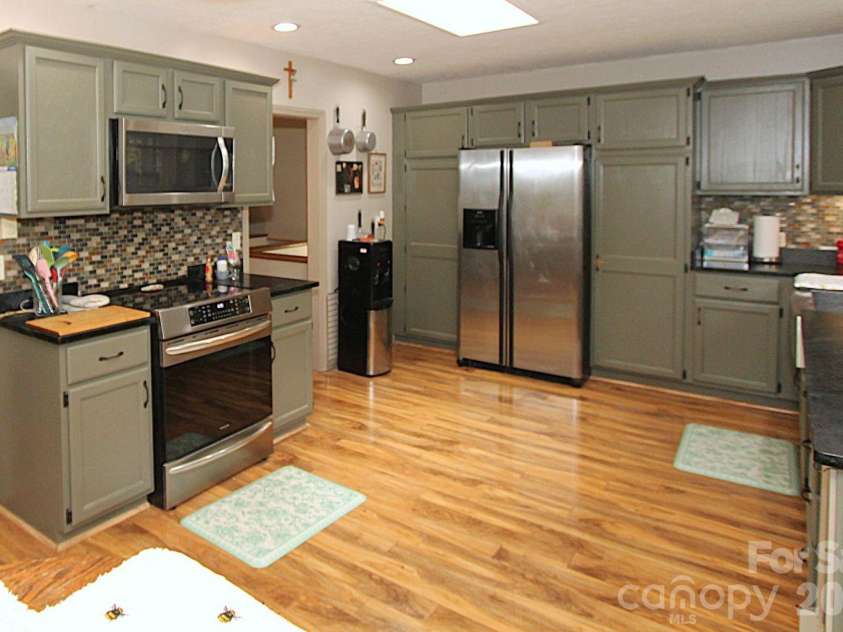 86 Pine Ridge Road, Hendersonville, NC 28792.  MLS# CAR4415877, YatesRealty ID 46149. 