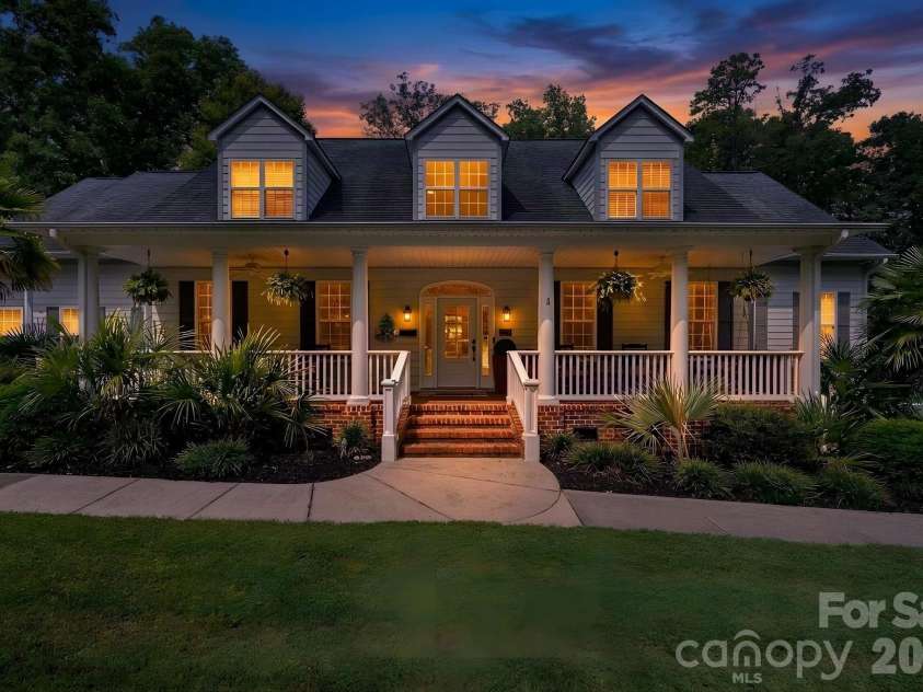 3850 Oakdale Road, Charlotte, NC 28216.  MLS# CAR4417227, YatesRealty ID 46158. 