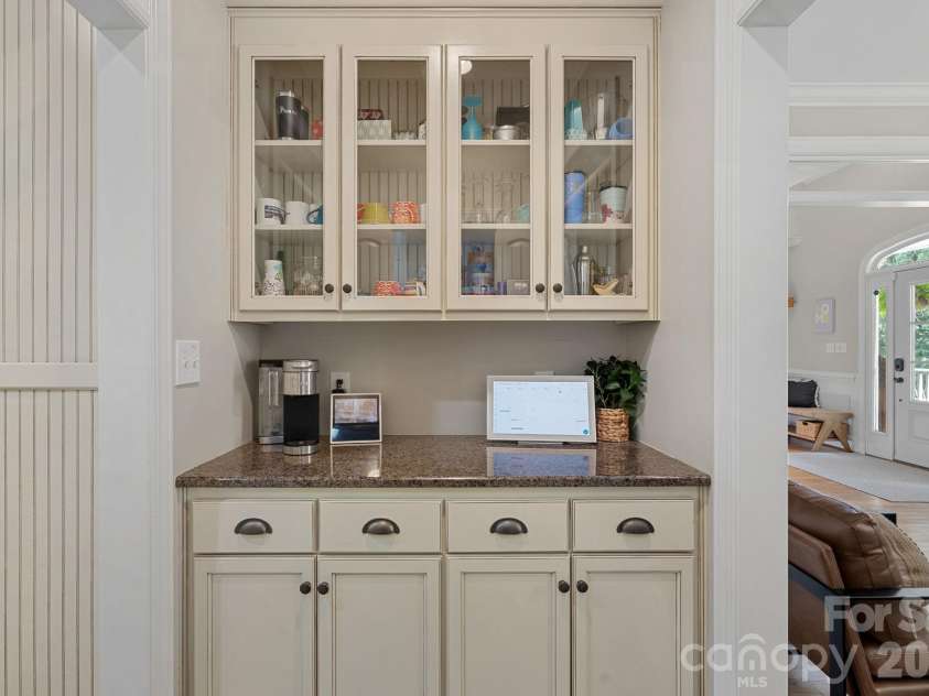 3850 Oakdale Road, Charlotte, NC 28216.  MLS# CAR4417227, YatesRealty ID 46158. 