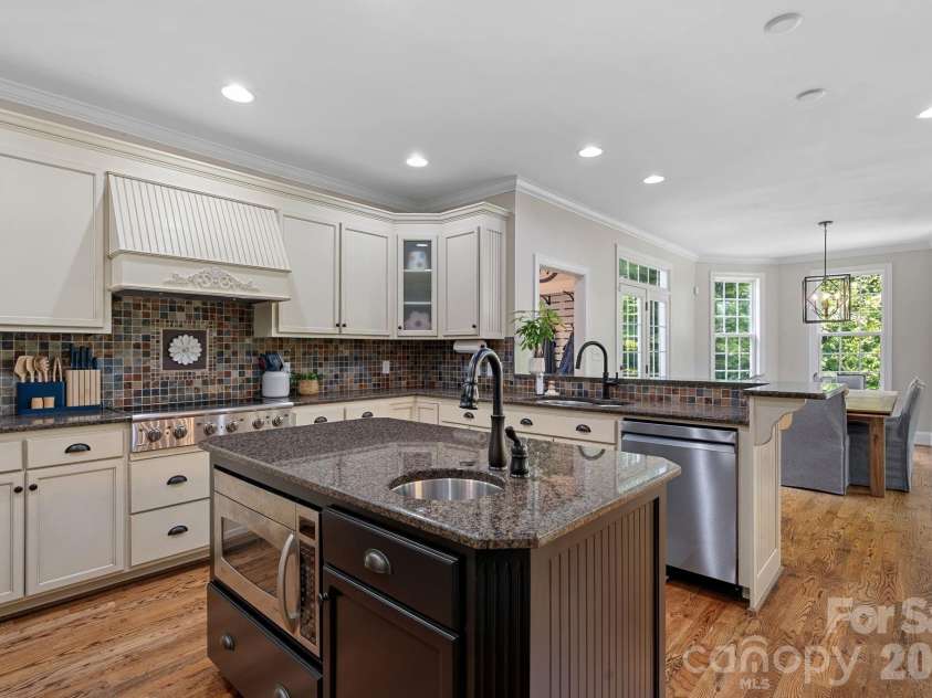 3850 Oakdale Road, Charlotte, NC 28216.  MLS# CAR4417227, YatesRealty ID 46158. 