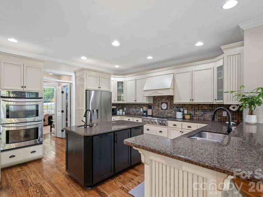 3850 Oakdale Road, Charlotte, NC 28216.  MLS# CAR4417227, YatesRealty ID 46158. 