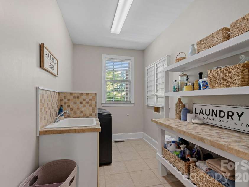 3850 Oakdale Road, Charlotte, NC 28216.  MLS# CAR4417227, YatesRealty ID 46158. 