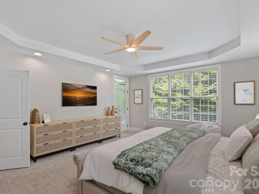 3850 Oakdale Road, Charlotte, NC 28216.  MLS# CAR4417227, YatesRealty ID 46158. 