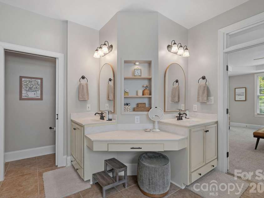 3850 Oakdale Road, Charlotte, NC 28216.  MLS# CAR4417227, YatesRealty ID 46158. 