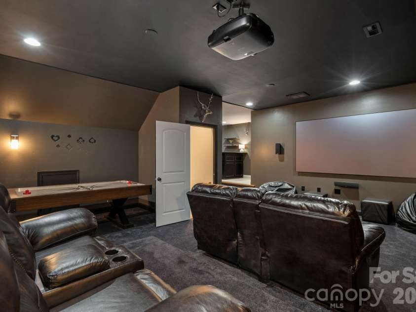 3850 Oakdale Road, Charlotte, NC 28216.  MLS# CAR4417227, YatesRealty ID 46158. 