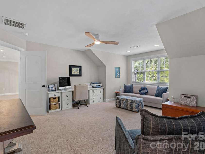 3850 Oakdale Road, Charlotte, NC 28216.  MLS# CAR4417227, YatesRealty ID 46158. 
