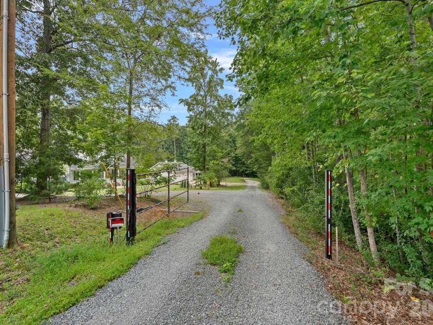 3850 Oakdale Road, Charlotte, NC 28216.  MLS# CAR4417227, YatesRealty ID 46158. 