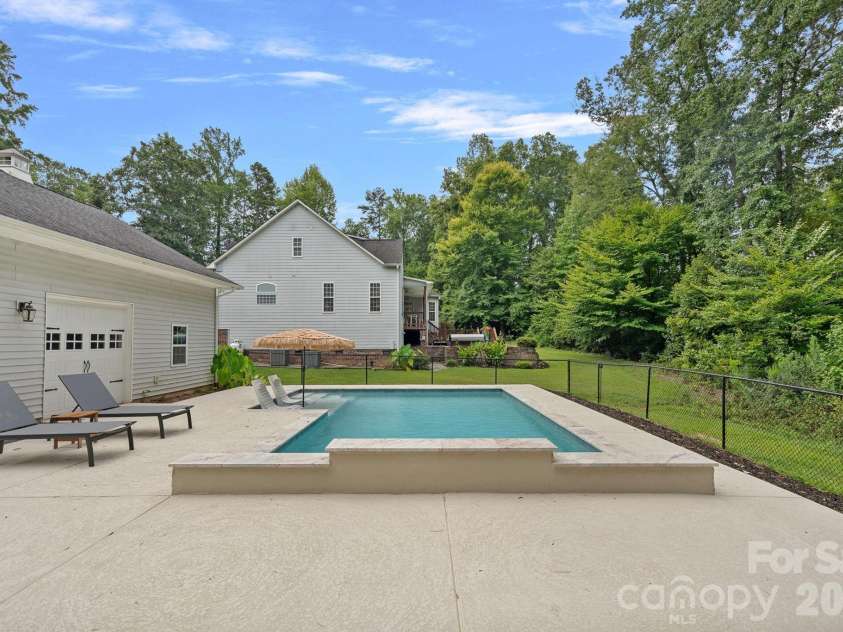 3850 Oakdale Road, Charlotte, NC 28216.  MLS# CAR4417227, YatesRealty ID 46158. 