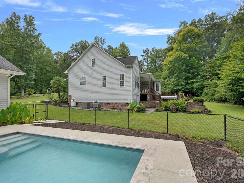 3850 Oakdale Road, Charlotte, NC 28216.  MLS# CAR4417227, YatesRealty ID 46158. 