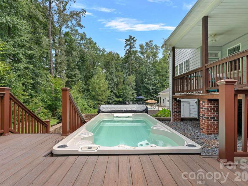 3850 Oakdale Road, Charlotte, NC 28216.  MLS# CAR4417227, YatesRealty ID 46158. 