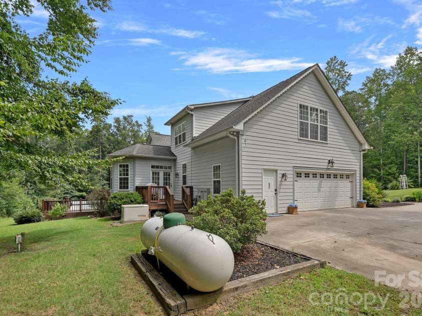 3850 Oakdale Road, Charlotte, NC 28216.  MLS# CAR4417227, YatesRealty ID 46158. 