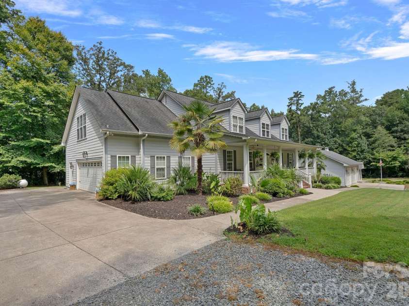 3850 Oakdale Road, Charlotte, NC 28216.  MLS# CAR4417227, YatesRealty ID 46158. 