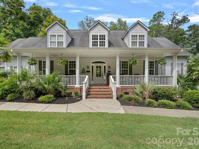 3850 Oakdale Road, Charlotte, NC 28216.  MLS# CAR4417227, YatesRealty ID 46158. 