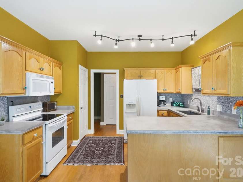 282 Kendra Drive, Concord, NC 28025.  MLS# CAR4414096, YatesRealty ID 46159. Beautiful open kitchen