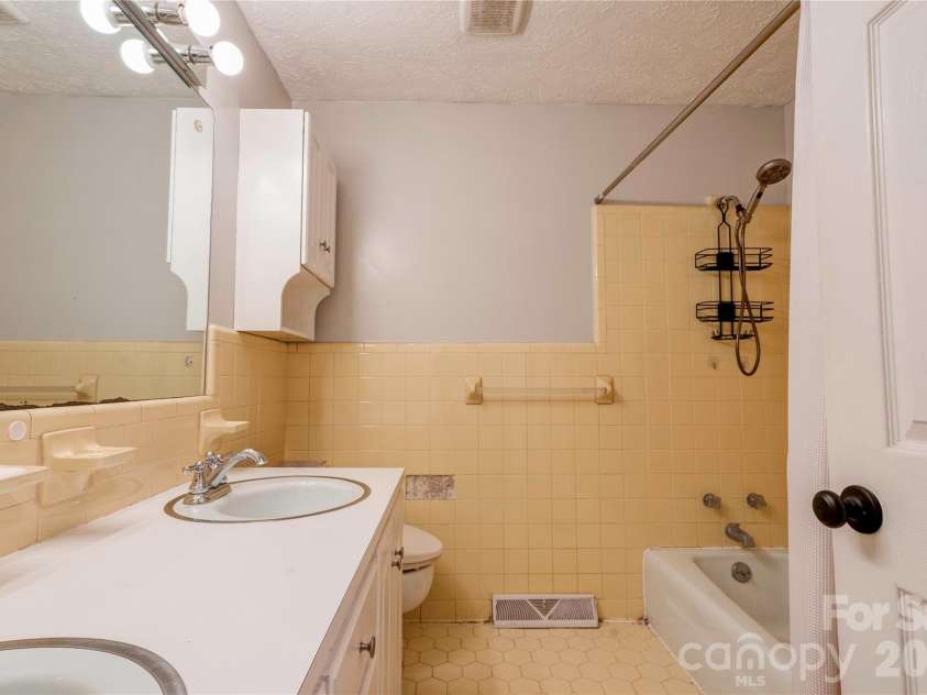1803 David Drive, Shelby, NC 28150.  MLS# CAR4356185, YatesRealty ID 4616. Bathroom 2