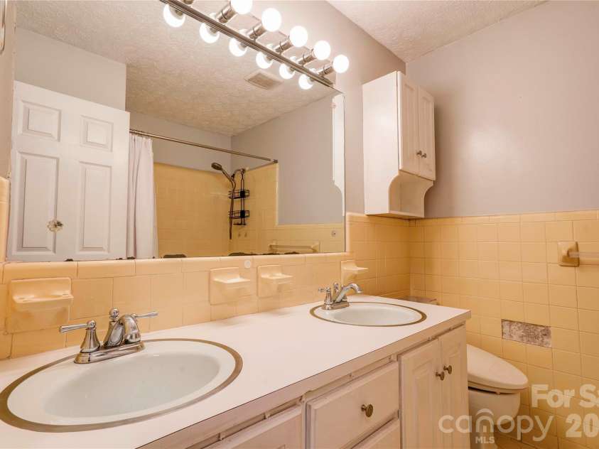 1803 David Drive, Shelby, NC 28150.  MLS# CAR4356185, YatesRealty ID 4616. Bathroom 2