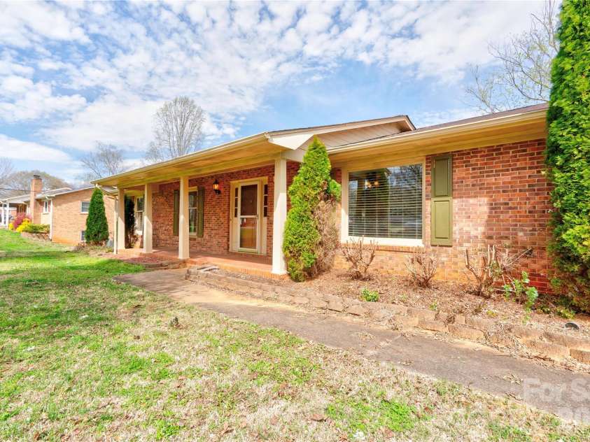 1803 David Drive, Shelby, NC 28150.  MLS# CAR4356185, YatesRealty ID 4616. Covered Front Porch