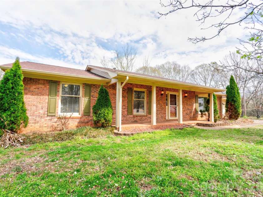 1803 David Drive, Shelby, NC 28150.  MLS# CAR4356185, YatesRealty ID 4616. Front Left
