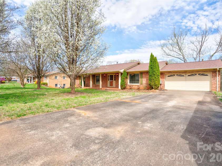 1803 David Drive, Shelby, NC 28150.  MLS# CAR4356185, YatesRealty ID 4616. Front Right/Driveway