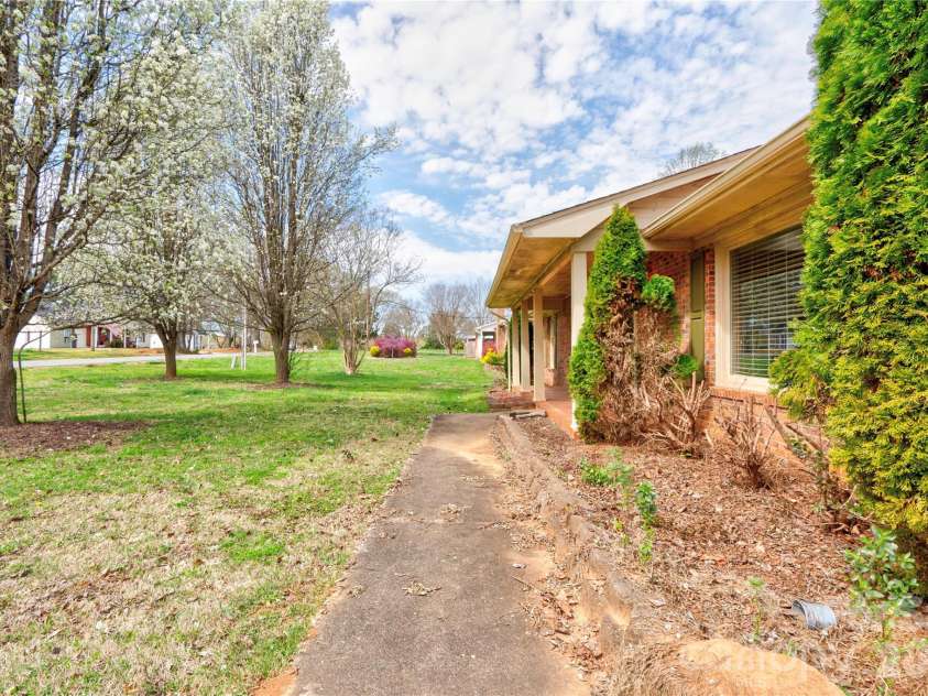 1803 David Drive, Shelby, NC 28150.  MLS# CAR4356185, YatesRealty ID 4616. Front Walk