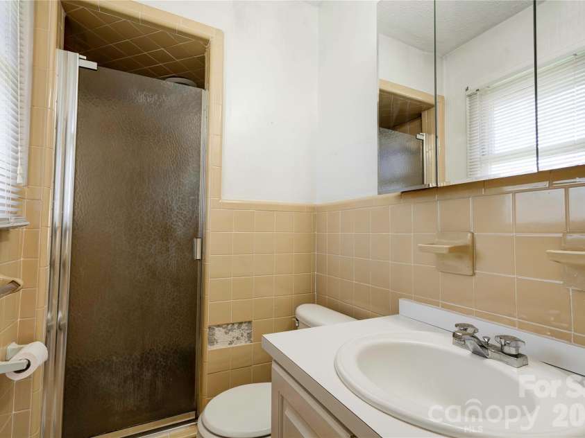 1803 David Drive, Shelby, NC 28150.  MLS# CAR4356185, YatesRealty ID 4616. Primary Bathroom