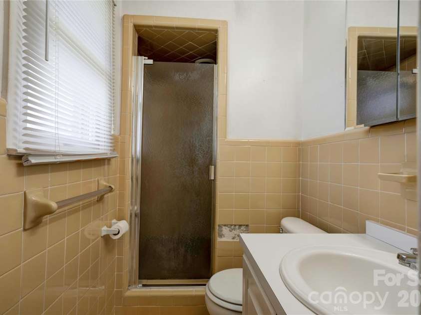 1803 David Drive, Shelby, NC 28150.  MLS# CAR4356185, YatesRealty ID 4616. Primary Bathroom